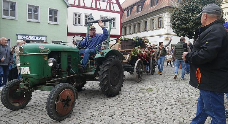 Der Oldtimer mit dem Wagen der letzten Fuhre wurde auf dem Dettelbacher Marktplatz von Moderator Hermann Göb (rechts) begrüßt.