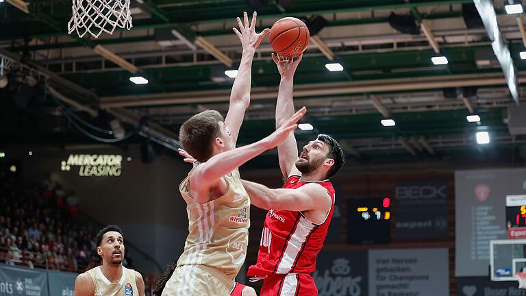 Owen Klassen (rechts) wird gegen Vechtas talentierten Centerspieler Johann Grünloh eine wichtige Rolle spielen.
