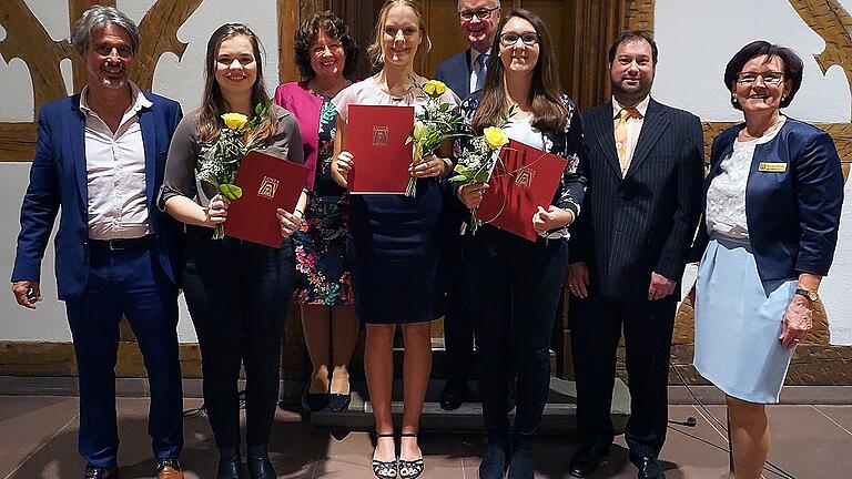 Die diesjährigen Preisträgerinnen des Young Women in Public Affairs Awards freuten sich gemeinsam mit ihren Lehrern und der YWPA Beauftragten Maria Albert-Wirsching (rechts) über die Auszeichnung. Im Bild (von links): OStD Klemens Alfen (AvH), Luisa Rebhan, OStD Maria Vollmuth (AvH), Jennifer Wagner, OStD Thomas Kreutzmann (OMG), Julia Möslein und OStR Marco König (Franken Landschulheim Gaibach).