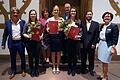 Die diesjährigen Preisträgerinnen des Young Women in Public Affairs Awards freuten sich gemeinsam mit ihren Lehrern und der YWPA Beauftragten Maria Albert-Wirsching (rechts) über die Auszeichnung. Im Bild (von links): OStD Klemens Alfen (AvH), Luisa Rebhan, OStD Maria Vollmuth (AvH), Jennifer Wagner, OStD Thomas Kreutzmann (OMG), Julia Möslein und OStR Marco König (Franken Landschulheim Gaibach).