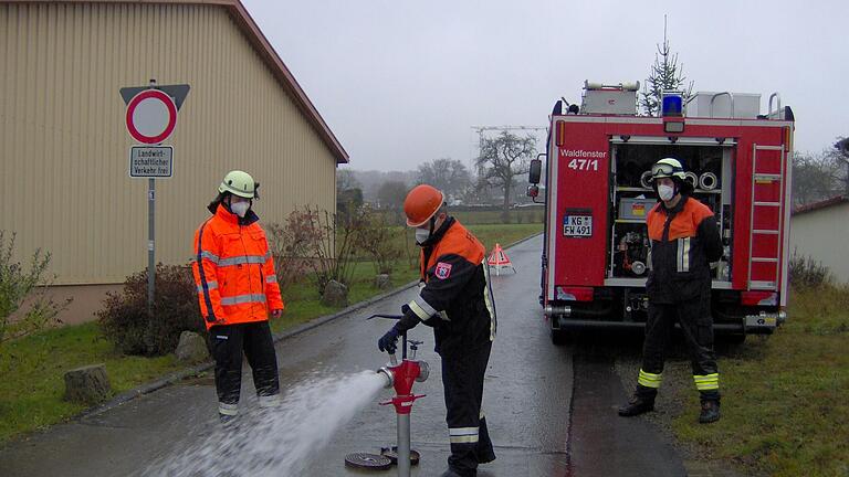 Steffen Schade, Stellvertretender Kommandant der Freiwilligen Feuerwehr Waldfenster beobachtet Martin Mahlmeister von der Freiwilligen Feuerwehr Stangenroth bei der Prüfung.       -  Steffen Schade, Stellvertretender Kommandant der Freiwilligen Feuerwehr Waldfenster beobachtet Martin Mahlmeister von der Freiwilligen Feuerwehr Stangenroth bei der Prüfung.