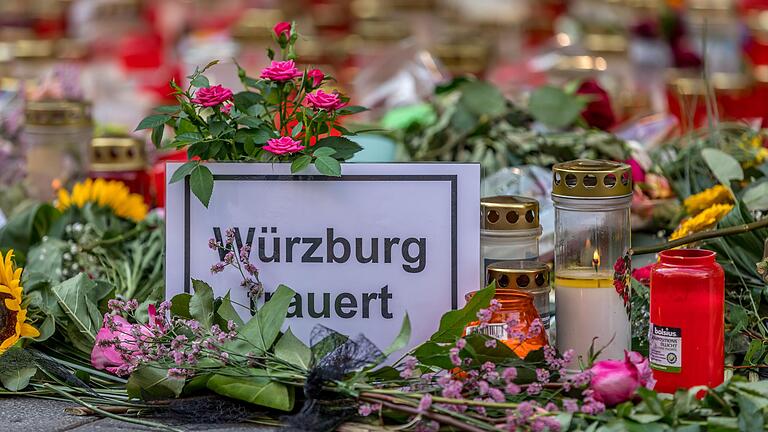 Mit Blumen und Kerzen gedachten die Menschen in Würzburg im Juni 2021 der Opfer des Messerattentäters. Der Mann hatte am Barbarossaplatz drei Frauen getötet und mehrere Personen zum Teil schwer verletzt.