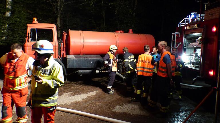Der gute alte Tankwagen der Stadt Kitzingen war im Wald als Wasserspeicher eingesetzt. Der gute alte Tankwagen der Stadt Kitzingen war im Wald als Wasserspeicher eingesetzt.
