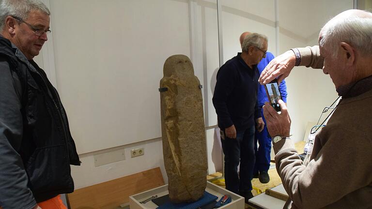 Der eulengesichtige Statuenmenhir hat seinen Platz im Jungsteinzeitraum des Gollachgaumuseums gefunden.