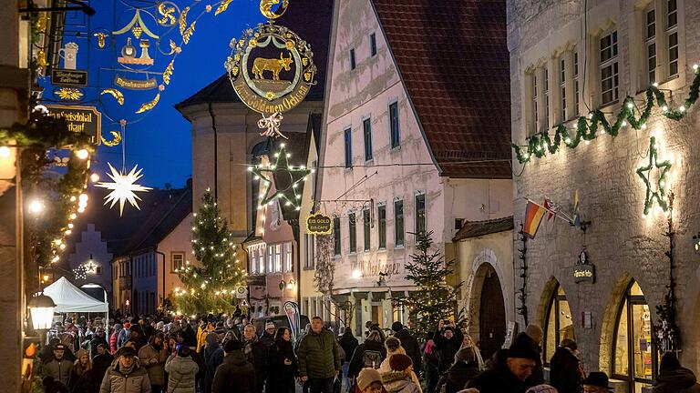 Zahlreiche Menschen besuchten im Vorjahr den Weihnachtsmarkt im historischen Altort in Sommerhausen. Zahlreiche Menschen besuchten im Vorjahr den Weihnachtsmarkt im historischen Altort in Sommerhausen.