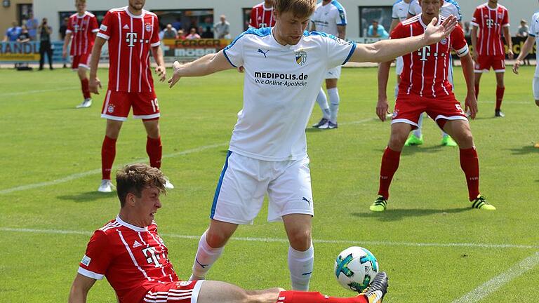 Auch wenn Jenas Dominik Bock (links) zweifelt: Der Ball ist noch im Spiel. Münchens Adrian Fein lässt sich nicht beirren und kann ihn noch in den Strafraum bringen.