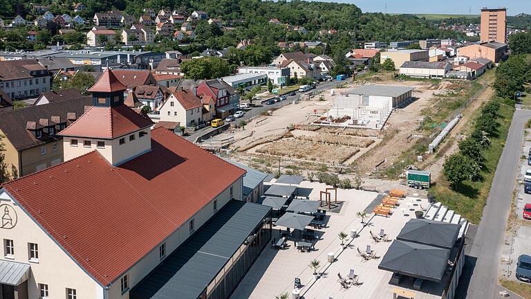 Seit einem Jahr liegt die Hotel-Baustelle hinter dem 2021 eröffneten Restaurant Flockenwerk brach. Jetzt sollen die Arbeiten weitergehen.