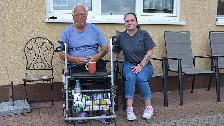 Ein Plausch vor dem Haus: Bewohner Bernd Heuer mit Pflegekraft Yvonne Essiger. Ein Plausch vor dem Haus: Bewohner Bernd Heuer mit Pflegekraft Yvonne Essiger.