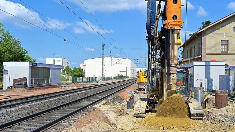 Der Iphöfer Bahnhof wird barrierefrei: Im kommenden Frühjahr soll das Elf-Millionen-Euro-Projekt der Bahn abgeschlossen sein. Der Iphöfer Bahnhof wird barrierefrei: Im kommenden Frühjahr soll das Elf-Millionen-Euro-Projekt der Bahn abgeschlossen sein.