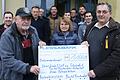 Bei der Spendenübergabe: Heinrich Hackenberg (links) vom Verein zur Hilfe für Kinder der Dritten Welt e.V. freut sich über den Scheck von Bauhofleiter Walter Zeißner (rechts), umrahmt vom Bergrheinfelder Bauhofteam.