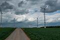 Auch bei Zeuzleben könnten sich bald Windräder drehen, wie hier bei Schwanfeld.