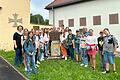 Die Schülerinnen und Schüler der Klasse 5a, zusammen mit ihrer Lehrerin Eva Burkard und Prichsenstadts Bürgermeister René Schlehr am DenkOrt Deportationen in Prichsenstadt.