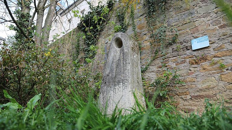 Dieser Gedenkstein erinnert an den Frauenaufstand am 6. April 1945. Er steht an der Stadtmauer in der Grabenstraße an der Ecke zur Schulgasse. Geschaffen hat ihn der Bildhauer Erich Leuner (1931 - 1958). Im Hintergrund ist die Grabenschule zu erkennen.