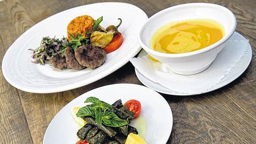 Sommerurlaub zum Essen: Izgara-Köfte mit Zwiebel-Petersilien-Salat und Bulgur (hinten), Linsensuppe und gefüllte Weinblätter bringen ein Türkei-Feeling auf den Tisch.