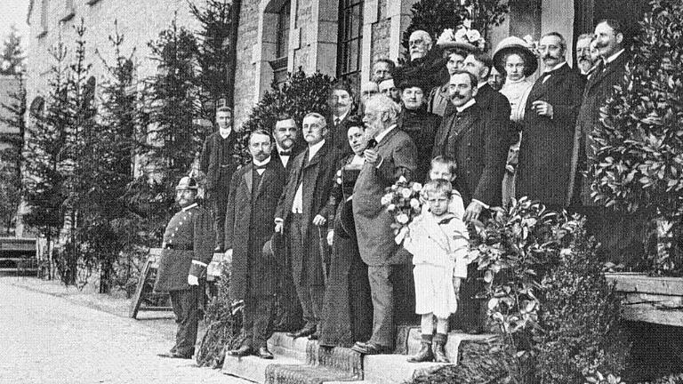 Die Bayernmonarchen und ihr Hoflieferant       -  Wein-Tradition verpflichtet. Bei einer großen Vergangenheit ohnehin, auf die die Kitzinger Weinkellerei Meuschel zurückschauen kann: 1903 ernannte Prinzregent Luitpold von Bayern den Betrieb zum &bdquo;Königlich Bayerischen Hoflieferanten&ldquo;. Den Titel trägt jetzt auch eine Premiumlinie des Hauses &ndash; mit Weinen des extrem sonnenstarken Jahrs 2015, die die Inhaber Christian und Johannes Meuschel jetzt vermarkten. Der Weg in königliche Lieferanten-Höhen war den Wein-Vorfahren der Meuschels nicht eben vorgezeichnet. Pure Geldnot zwang &ndash; laut einer Festschrift von 1909 &ndash; den Buchbrunner Weinbergsbesitzer Johann Wilhelm Meuschel 1826 dazu, eine Fuhre Wein auswärts zu verkaufen, weil in Franken nichts mehr ging. Es gab schlicht zuviel Wein. Aus der ersten Fuhre, die Fass für Fass bis nach Ostheim in die Rhön ging, wurde ein Weinhandelsgeschäft, das der Sohn 1845 gründete. Das war so erfolgreich, dass der Umzug an einen größeren Standort &ndash; Kitzingen &ndash; nötig machte. Schließlich verkaufte das Haus nicht nur edle Tropfen anderer Weingüter, sondern auch von eigenen Weinbergen in Kitzingen, Thüngersheim oder der Pfalz. Die Weingroßhandlung Meuschel, die nach zwei Zwischenstationen am heutigen Standort in der Inneren Sulzfelder Straße landete, fiel dem bayerischen Königshaus auf, wurde mit Urkunde vom 10. März 1903 &bdquo;Königlich Bayerischer Hoflieferant.&ldquo; Die Ernennung hängt in der guten Stube der Weinkellerei. Auf ihrer Rückseite klebt noch ein Hinweis, auf den der damalige Meuschel-Chef Wilhelm Meuschel jr. sehr stolz gewesen sein dürfte: &bdquo;Mit dem K. Hoftitel ist das Recht verbunden, das grosse Königliche Wappen mit Mantel und Ordensketten in der Firma zu führen&ldquo;, schreibt da der Königliche Obersthofmeister. Damit nicht genug: Am 7. Juni 1909 besucht Prinz Ludwig von Bayern (als Ludwig III. ab 1913 der letzte bayerische König) die Meuschelsche Kellerei &ndash; mit rund 300 Menschen im Gefolge. Eine Festschrift vermeldet, dass seine &bdquo;Kgl. Hoheit&ldquo; vor dem 20 000-Liter-Hoflieferanten-Fass im rund elf Meter tiefen Kellergeschoss verharrte, in das die Köpfe der vier Generationen des Herrscherhauses eingeschnitzt waren. Aus dem Fass, das noch existiert und inzwischen als Probierstube dient, ließ sich Ludwig dann noch einen Schoppen vom Repperndorfer Wilhelmsberg ausschenken. Die königliche Weinvergangenheit ziert jetzt vier Bocksbeutel aus dem Hause Meuschel. Riesling, Silvaner, Kerner und Traminer entstammen dem sonnenverwöhnten Jahrgang 2015, der den Tropfen laut Johannes Meuschel teilweise mehr als hundert Grad Oechsle bescherte. Die Idee, den &bdquo;herausragenden Weinen&ldquo; des Jahrgangs ein Namens-Extra mitzugeben, habe Bezirks-Weinbauberater Hermann Mengler bei einer Verkostung ins Spiel gebracht, so Bruder Christian. Das Alleinstellungsmerkmal, das jetzt samt Wittelsbacher Herrscherwappen auf den Flaschen prangt, entstammte dann der Urkunde vom 1903. Ein trocken ausgebauter Silvaner trifft sich im &bdquo;Königskarton&ldquo; mit drei edelsüßen Gewächsen, die Christian Meuschel als &bdquo;Pralinen&ldquo; bezeichnet. Und über allem steht das, was Ur-Ur-Opa Wilhelm seinen Nachkommen Johannes und Christian als Label vermacht hat: &bdquo;Königlich bayerischer Hoflieferant.&ldquo;