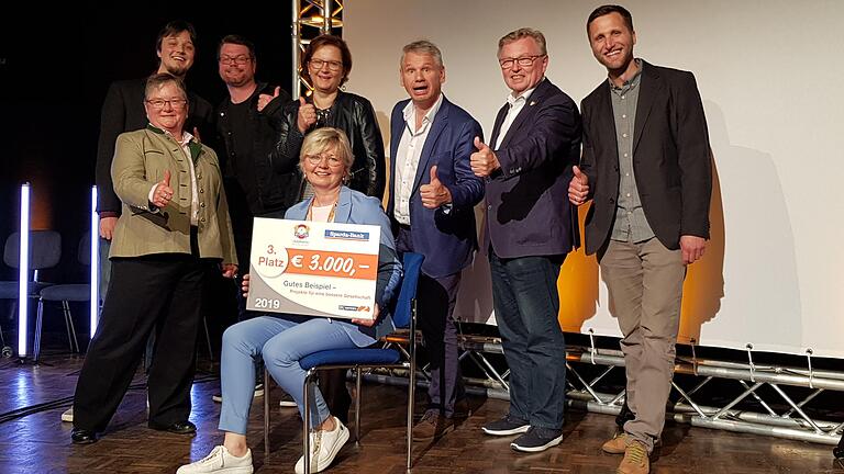 Riesengroß war Freude bei den Verantwortlichen der Sinngrundallianz, als sie beim BR 2-Wettbewerb 'Gutes Beispiel' den dritten Platz belegten und im Funkhaus München ein Preisgeld von 3000 Euro erhielten. Von links: Marina Behr (Hofpfisterei), Lukas Weis (Allianz-Management), LAG-Manager Peter Niehoff, Christine Miedl (Sparda-Bank), VG-Geschäftsleiter Michael Schnall, Bürgermeister Peter Paul und Allianzmanager Sebastian Schneider; vorne: Allianz-Vorsitzende Zita Baur. Riesengroß war Freude bei den Verantwortlichen der Sinngrundallianz, als sie beim BR 2-Wettbewerb 'Gutes Beispiel' den dritten Platz belegten und im Funkhaus München ein Preisgeld von 3000 Euro erhielten. Von links: Marina Behr (Hofpfisterei), Lukas Weis (Allianz-Management), LAG-Manager Peter Niehoff, Christine Miedl (Sparda-Bank), VG-Geschäftsleiter Michael Schnall, Bürgermeister Peter Paul und Allianzmanager Sebastian Schneider; vorne: Allianz-Vorsitzende Zita Baur.