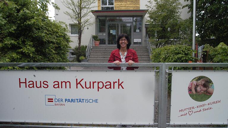 Heimleiterin Evi Bindrim, die hinter dem neuen Eingangstor des Hauses am Kurpark steht, hofft darauf, dass bald wieder Kuren für Familien angeboten werden können. Derzeit ist das Haus geschlossen, alle 50 Mitarbeiter sind in Kurzarbeit. Heimleiterin Evi Bindrim, die hinter dem neuen Eingangstor des Hauses am Kurpark steht, hofft darauf, dass bald wieder Kuren für Familien angeboten werden können. Derzeit ist das Haus geschlossen, alle 50 Mitarbeiter sind in Kurzarbeit. 