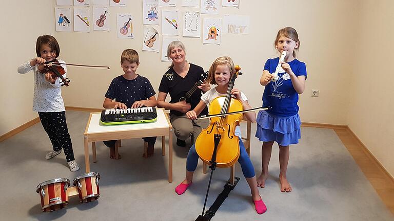 Im Ferienprogramm konnten sich Kinder bei Mareike Zenglein-Apfelbacher spielerisch an Musikinstrumente herantasten.