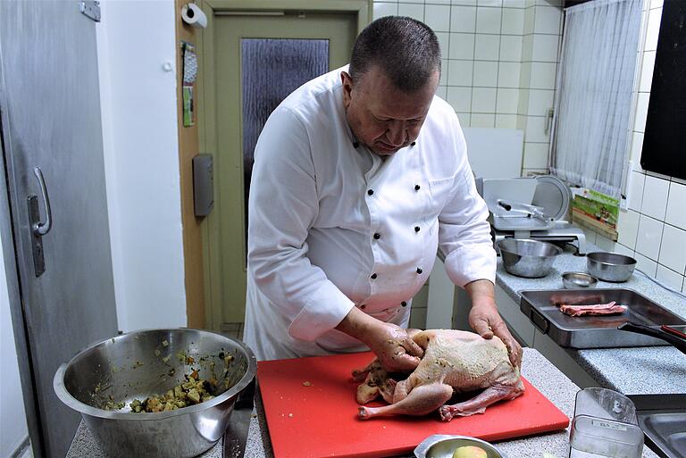 Herbert Schäfer vom Gasthaus Zur Schwane in Abtswind beim Zubereiten einer Gans in seiner Küche. Herbert Schäfer vom Gasthaus Zur Schwane in Abtswind beim Zubereiten einer Gans in seiner Küche.