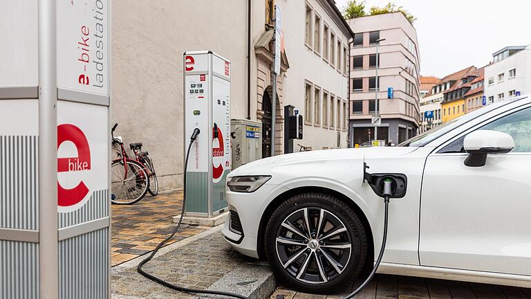 Eine E-Ladestation in Würzburg. Bis zum Jahr 2030 soll es 300 davon im öffentlichen Raum geben. Eine E-Ladestation in Würzburg. Bis zum Jahr 2030 soll es 300 davon im öffentlichen Raum geben.