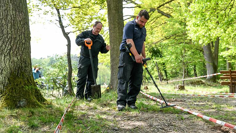 Im Mai 2022 sucht die Polizei gezielt in der Nähe des Wörther Bahnhofes nach Spuren des Mordes. Im Mai 2022 sucht die Polizei gezielt in der Nähe des Wörther Bahnhofes nach Spuren des Mordes.