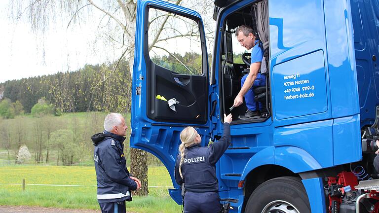 Die Polizei Bad Brückenau kontrolliert einen LKW-Fahrer. Er kann alles ordnungsgemäß vorzeigen.       -  Die Polizei Bad Brückenau kontrolliert einen LKW-Fahrer. Er kann alles ordnungsgemäß vorzeigen.