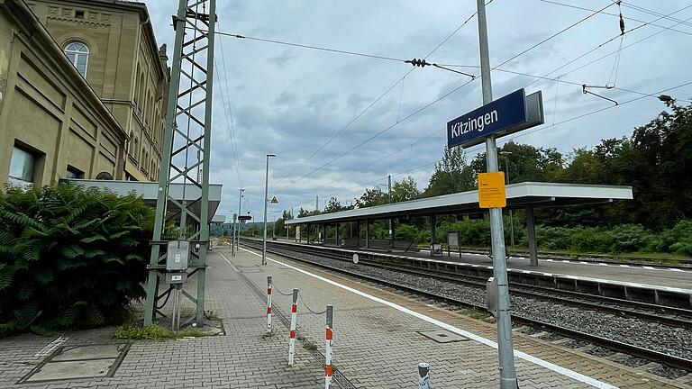 Wird der Kitzinger Bahnhof jemals barrierefrei? Oder anders gefragt: Wie lange muss Barbara Becker noch campen, bis es so weit ist? Wird der Kitzinger Bahnhof jemals barrierefrei? Oder anders gefragt: Wie lange muss Barbara Becker noch campen, bis es so weit ist?