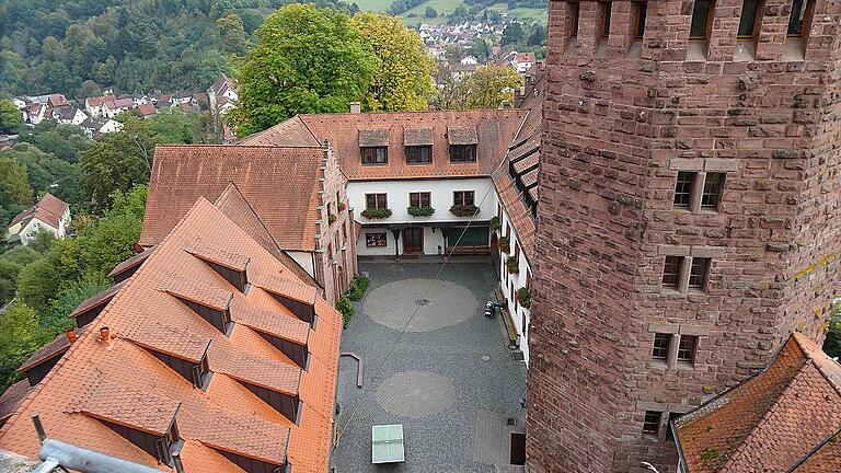 Der Umbau und die Sanierung der Burg Rieneck verzögern und verteuern sich. Bis zum jetzigen Zeitpunkt sind die Kosten bereits um eine Million auf 3,5 Millionen Euro gestiegen. Das Bild zeigt den Innenhof der Pfadfinderburg.