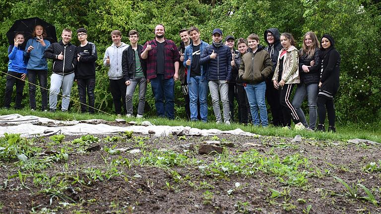 Es regnet, das ist gut fürs Gemüse im reaktivierten Schulgarten. Darüber freuen sich die Siebtklässler der Grund und Mittelschule am Sonnenteller in Dittelbrunn.