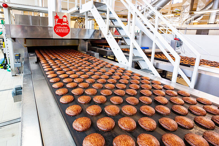 Die Lebkuchen kommen heiß nach wenigen Minuten wieder aus dem Backofen.