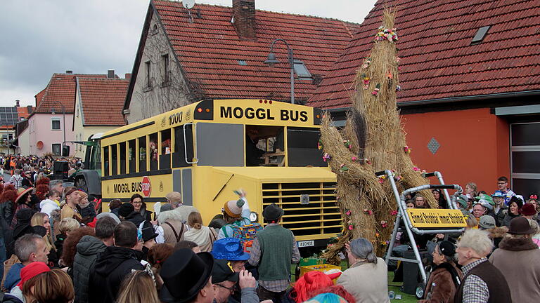 25 Wägen und Fußgruppen hatten in Trossenfurt ihre Freude und die vielen Teilnehmer bejubelten den Einfallsreichtum der Narren bei ihrer Themenpalette.