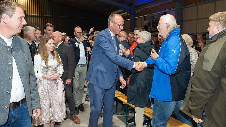 Genoss das Bad in der Menge: CDU-Vorsitzender Friedrich Merz beim Scheunenfest in der Reitanlage von Christof Herbert in Querbachshof.