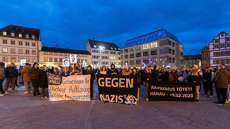 Eine Mahnwache fand am unteren Markt statt, folgend von einem Demozug durch die Innenstadt.