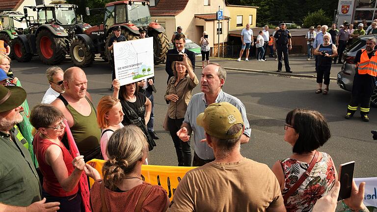 Den Spessart besuchte der stellvertretende bayerische Ministerpräsident Hubert Aiwanger am Samstag. Hier diskutiert er in Rechtenbach mit Gegnern von Windkraftanlagen im Spessart.