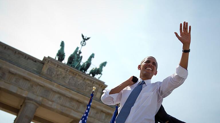 Barack Obama vor dem Brandenburger Tor - Lässig in der Sommerhitze: Obama hält 2013 vor dem Brandenburger Tor eine Rede. (Archivbild) Barack Obama vor dem Brandenburger Tor - Lässig in der Sommerhitze: Obama hält 2013 vor dem Brandenburger Tor eine Rede. (Archivbild)