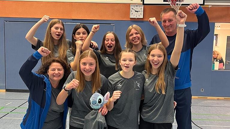 Die bayerische U15-Auswahl belegt beim Nachwuchspokal 2024 in Brake den dritten Platz. Hintere Reihe (von links): Lilly Breitenbach, Annika Glaser, Lale Selzam, Jule Friedrich, Trainer Michael Geis. Vorne: Trainerin Steffi Philipp, Greta Zeidlhack, Hanna Warmuth und Klara Hofmann.