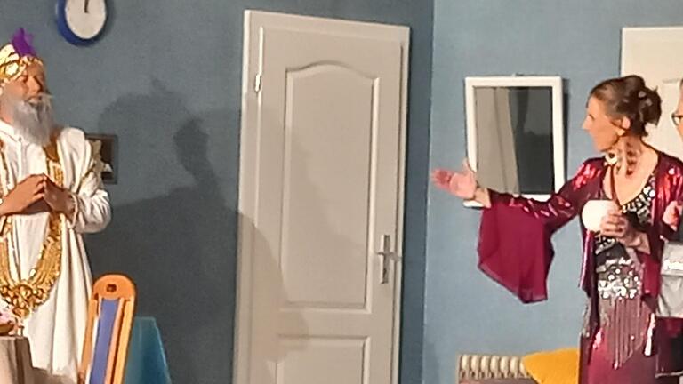 Guru Sing Song mit Mutter und Chefin im Theaterstück, das in Oberbach auf die Bühne gebracht wurde.       -  Guru Sing Song mit Mutter und Chefin im Theaterstück, das in Oberbach auf die Bühne gebracht wurde.