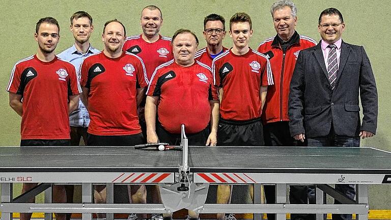 Ungeschlagener Rückkehrer - (swt) Die erste Tischtennismannschaft des FC Geldersheim spielte eine starke Saison, wurde ungeschlagen mit 35:1 Punkten Meister in der 3. Kreisliga West und kehrt nach einem Jahr sofort in die 2. Kreisliga zurück. Das Foto zeigt die Meistermannschaft mit (von links) Tobias Wildanger, Kassier Alexander Weinknecht, Andreas Feist, Jörg Hemmerich, Julius Erhard, Peter Hausmann, Stefan Schander, Erich Hemmerich und dem dritten Vorsitzenden Bernd Schemmel. Es fehlen Frank Doht-Rügemer, Thomas Miller, Christoph Metz, Andre Drenkard und Werner Enzinger. Foto: Erich Hemmerich Ungeschlagener Rückkehrer - (swt) Die erste Tischtennismannschaft des FC Geldersheim spielte eine starke Saison, wurde ungeschlagen mit 35:1 Punkten Meister in der 3. Kreisliga West und kehrt nach einem Jahr sofort in die 2. Kreisliga zurück. Das Foto zeigt die Meistermannschaft mit (von links) Tobias Wildanger, Kassier Alexander Weinknecht, Andreas Feist, Jörg Hemmerich, Julius Erhard, Peter Hausmann, Stefan Schander, Erich Hemmerich und dem dritten Vorsitzenden Bernd Schemmel. Es fehlen Frank Doht-Rügemer, Thomas Miller, Christoph Metz, Andre Drenkard und Werner Enzinger. Foto: Erich Hemmerich