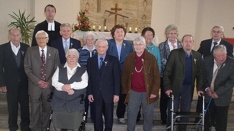 Kronjuwelen- und Gnaden-Konfirmation feierten die Jahrgänge 1928 und 1929 sowie 1933 und 1934, die Pfarrer Ferdinand Schmidt 1942 beziehungsweise 1947 konfirmiert hat.