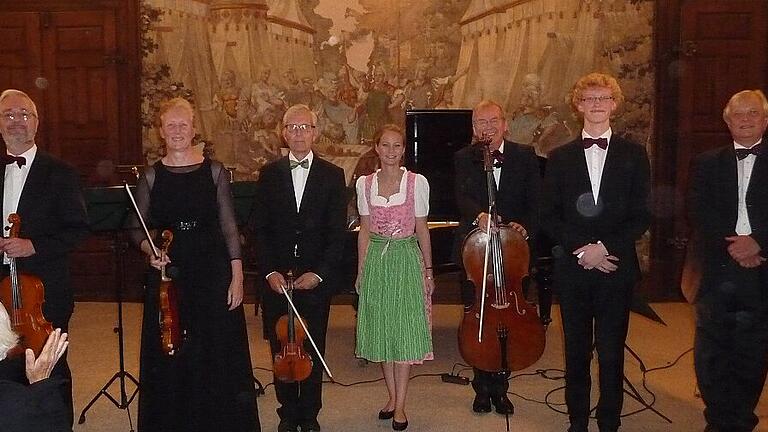 Konzert in Burgpreppach: &bdquo;Musik in fränkischen Schlössern&ldquo;       -  Die Cappella Musica Dresden war am Samstag zum 20. Mal zu Gast in der Konzertreihe &bdquo;Musik in fränkischen Schlössern&ldquo; &ndash; 20 Jahre viele wunderbare Programme mit den Musikern  der Staatskapelle Dresden und immer wieder, so auch am Samstag, ein fast ausverkaufter Saal und ein begeistertes Publikum. Der Dank dafür ging laut Pressemitteilung an die künstlerische Leiterin und Organisatorin  Anne Meiners und an Frau Monica von Deuster-Fuchs von Bimbach und Dornheim. In diesem Jahr waren zwei außergewöhnliche Nachwuchstalente dabei, Nikolaus Branny am Klavier, der 19-jährige Sohn des Musikerehepaars der Cappella und die Sängerin Bettina Meiners aus Burgpreppach, die Gesang  am Mozarteum in Salzburg studiert. Beide begeisterten solistisch mit den Streichern der Cappella und auch gemeinsam mit einem Lied von Edward Grieg, der &bdquo;Wasserlilie&ldquo;. Dies passte der Mitteilung zufolge wunderbar als Beitrag zum Projekt &bdquo;Kunststück&ldquo; des Landkreises, dessen Thema dieses Jahr das Wasser ist. Die Sängerin Bettina Meiners faszinierte durch eine klare, ausdrucksvolle Stimme und die einzigartige Fähigkeit, das Publikum durch ihren Gesang direkt anzusprechen. Zwei Arien waren die Höhepunkte des Konzertes. Das Programm voller musikalischer Schätze, die Abwechslung von Klavier solo, Kammermusik, Walzern und Arien, musiziert von der geliebten Cappella Musica und den beiden hochbegabten Nachwuchskünstlern gefiel dem Publikum, welches sich mit langanhaltendem Applaus bedankte. (keck)