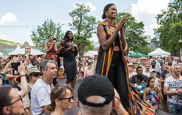 Zahlreiche Menschen besuchen jährlich das Africa Festival in Würzburg. Zahlreiche Menschen besuchen jährlich das Africa Festival in Würzburg.