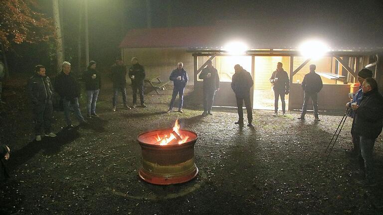 Aufgrund der aktuellen Pandemie-Entwicklung entschieden sich die Vertreter der beteiligten Ortsvereine am Freitagabend bei einem Treffen im diffusen Lichtkegel der neu installierten Beleuchtung auf dem Veranstaltungsgelände einstimmig für eine Absage der Leinacher Waldweihnacht.