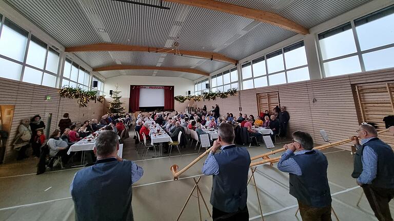 Das Alphorn-Quintett des 'Greußenheimer Gässberch Echos' bei der Seniorenweihnachtsfeier in Kirchheim.