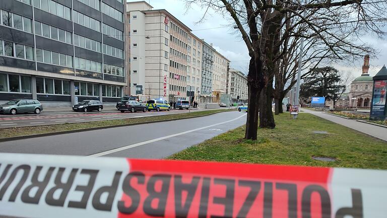 Geiselnahme in Karlsruhe       -  In einer Karlsruher Apotheke hatte ein Täter am Freitag elf Geiseln genommen. Die Polizei konnte alle körperlich unverletzt befreien.