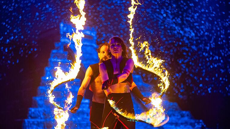 Das Duo Fuego Rojo aus Mexiko: Feuershow vor mystischer Maya-Pyramide.