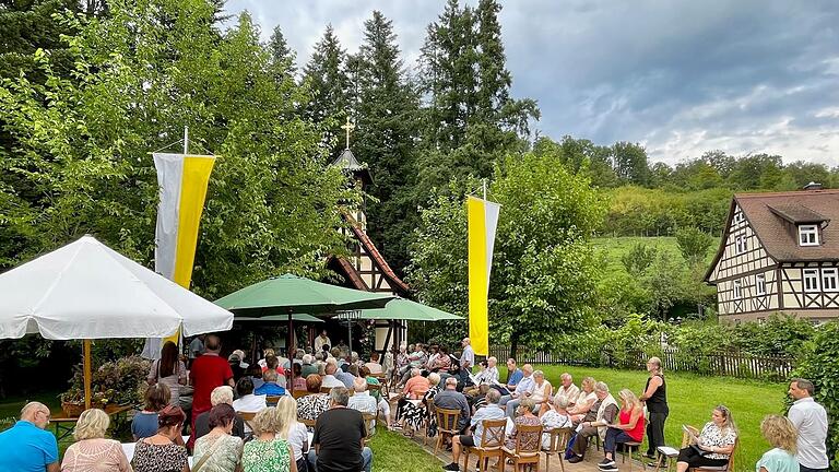 Über 100 Menschen waren bei der Kräuterweihe am 15. August an der Kapelle der Edelbrennerei Dirker an der hessisch-bayerischen Grenze nahe Mömbris (Lkr. Aschaffenburg). Am Altar: Diakon Reinhold Glaser und&nbsp; der verheiratete Priester Philipp Tropf vom 'Verein für christliche Seelsorge in Freiheit'.