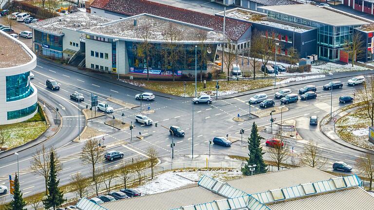 Eine Fron für jeden Autofahrer: Die BayWa-Kreuzung von Bad Neustadt. Bald wird sie saniert. Der Rhönkauz wünscht sich eine angemessene Erinnerungskultur für die Buckelpiste.