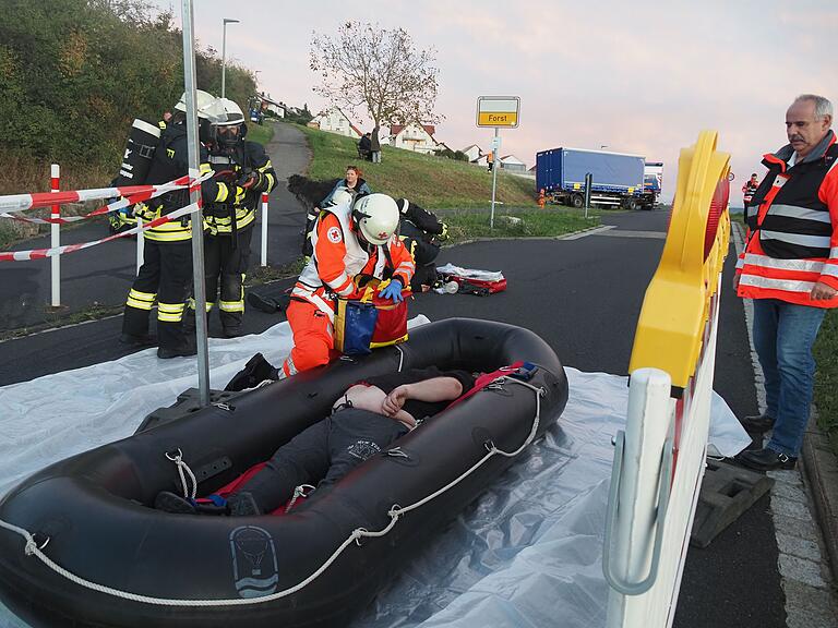 Ab ins Rettungsboot: Ein Chemieopfer wird erstversorgt.