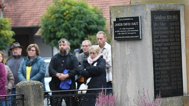 Die Gedenktafel für Jakob David Haut am Gefallenendenkmal in Kirchschönbach.&nbsp;