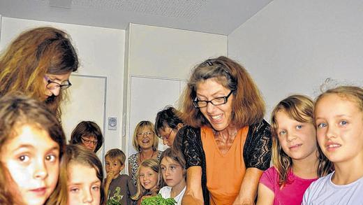 Alle helfen mit: In der Teeküche der Gemeindebibliothek wurden die Kräuter unter Anleitung des Bibliotheksteams Anja Suhl, Margarete Seufert, Cornelia Walter, Irene Schnös und Eva-Maria Kraus verarbeitet.